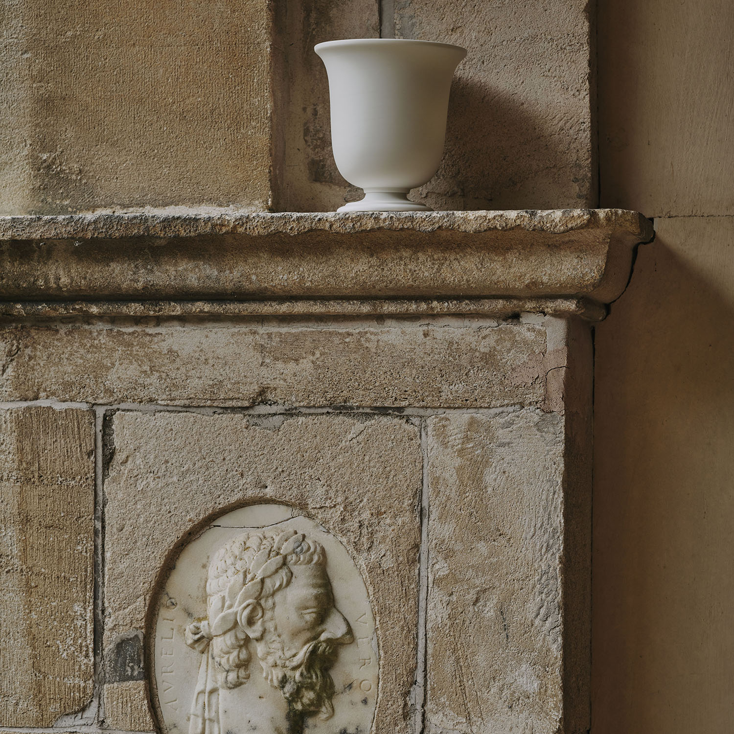 Moro Dabron - A Furnished Room Scented Candle
